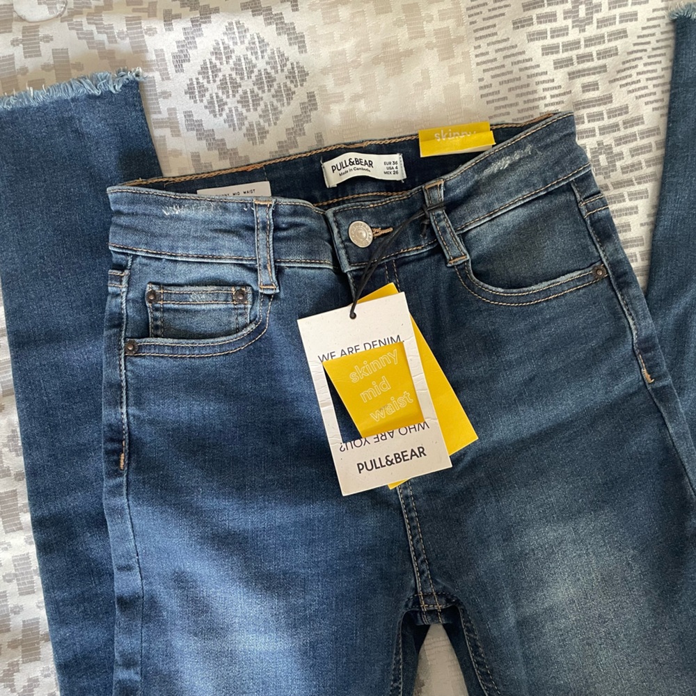 PULL&BEAR skinny mid waist jeans. Size 4 (26) fits like a 2. NEW WITH TAGS